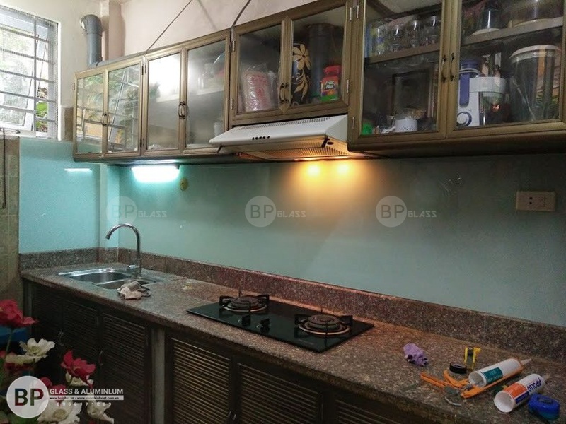 Kính bếp cường lực màu trắng sữa Anh Dũng Thọ Lão